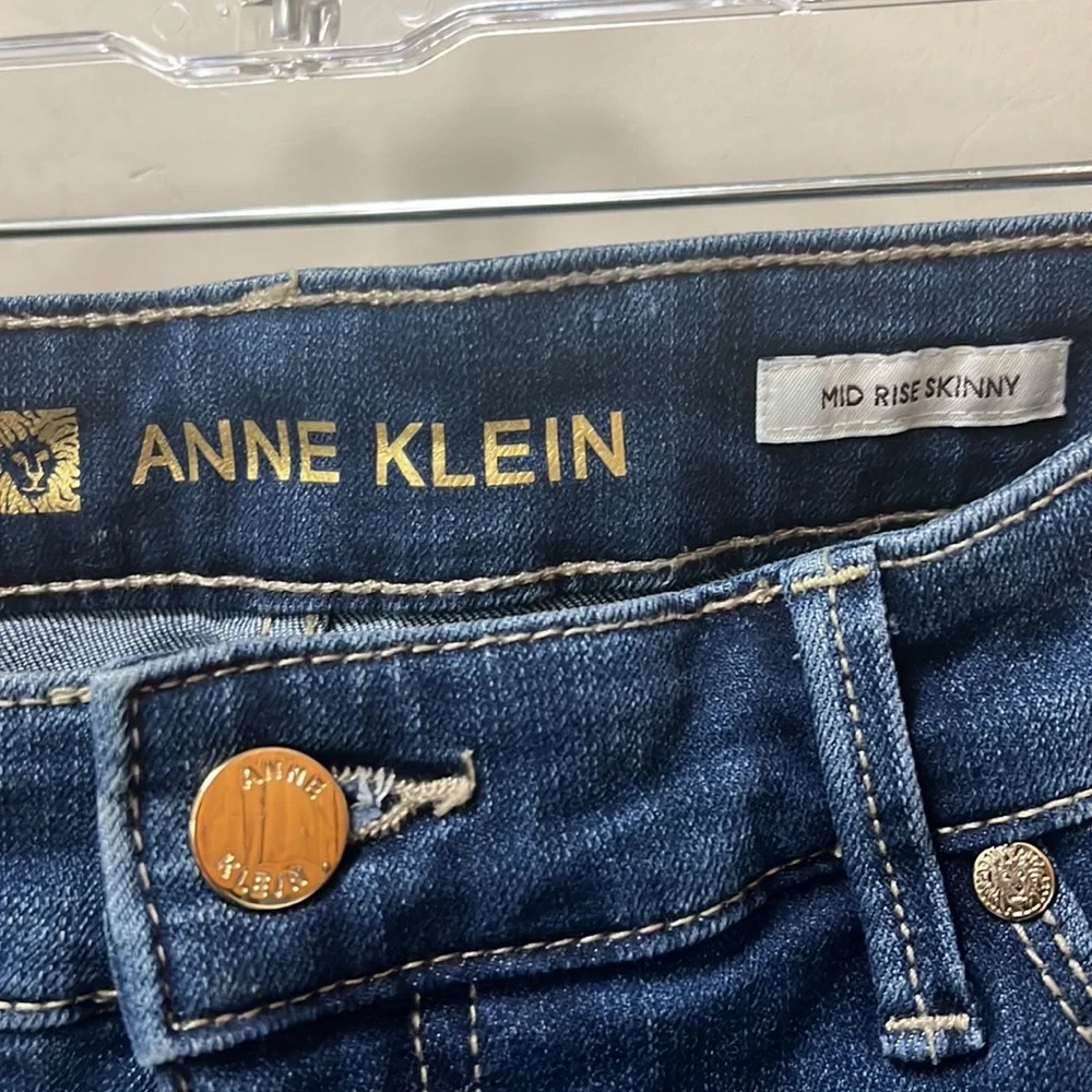 Anne Klein mid rise skinny.  Medium wash. Like new no stains or tears - Picture 2 of 4